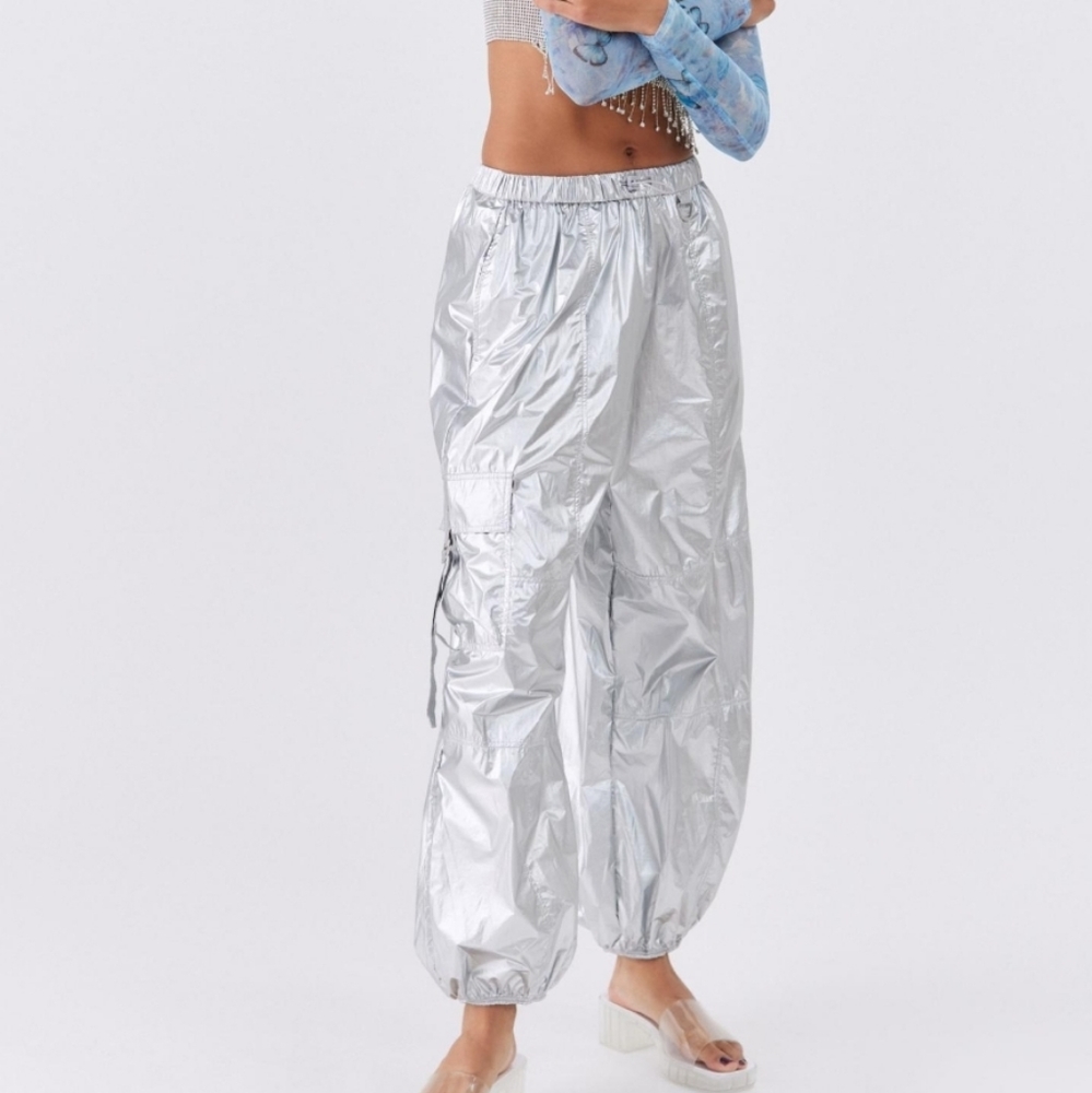 Nwt UO Jana Metallic Balloon Cargo Parachute Pant silver xs